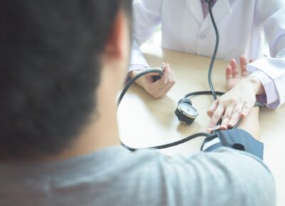 doctor-checking-patient-arterial-blood-pressure_1421-52 doctor-checking-patient-arterial-blood-pressure_1421-52
